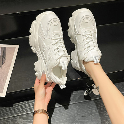 Naiste ökonahast valged ja mustad tossud