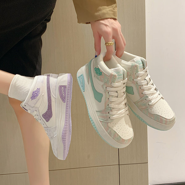 Moteriški laisvalaikio sportbačiai plokščiu padu – aukšto modelio