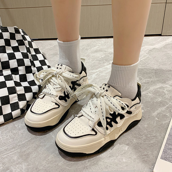 Moteriški kvėpuojantys sportbačiai su žvaigždutėmis ir raišteliais