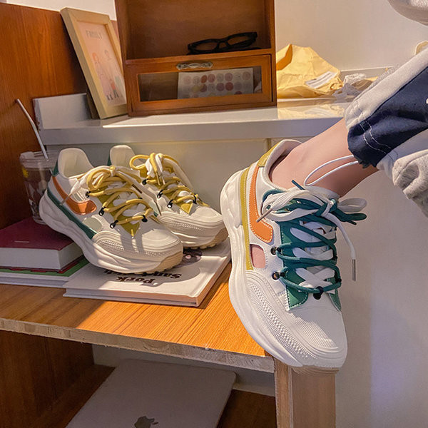 Madingi moteriški sportbačiai su raišteliais ir grubiu padu