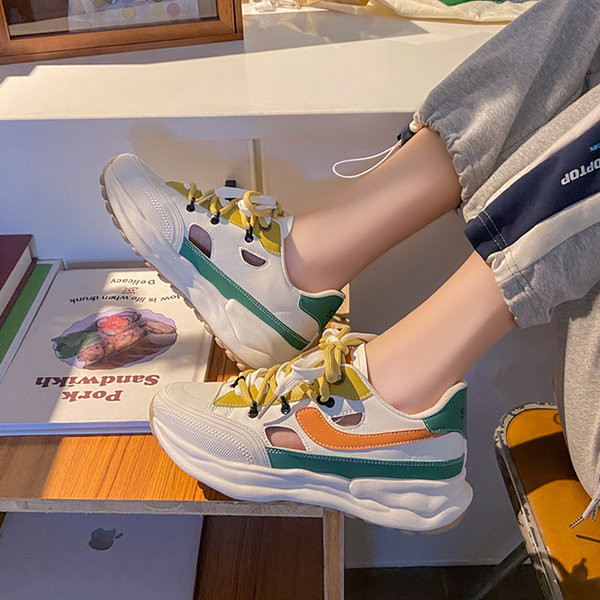 Madingi moteriški sportbačiai su raišteliais ir grubiu padu