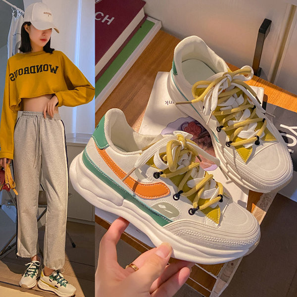 Madingi moteriški sportbačiai su raišteliais ir grubiu padu