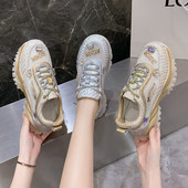 Μοντέρνα γυναικεία sneakers με κορδόνια και μεταλλικό στοιχείο