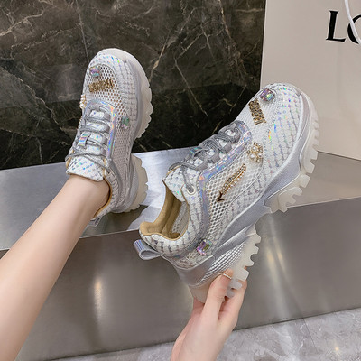 Μοντέρνα γυναικεία sneakers με κορδόνια και μεταλλικό στοιχείο