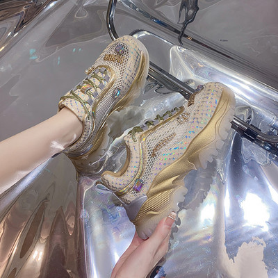 Μοντέρνα γυναικεία sneakers με κορδόνια και μεταλλικό στοιχείο