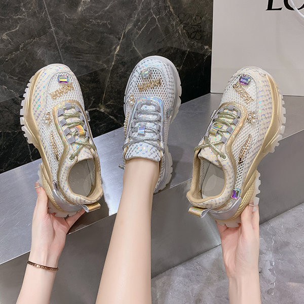 Modernūs moteriški sportbačiai su raišteliais ir metaliniu elementu