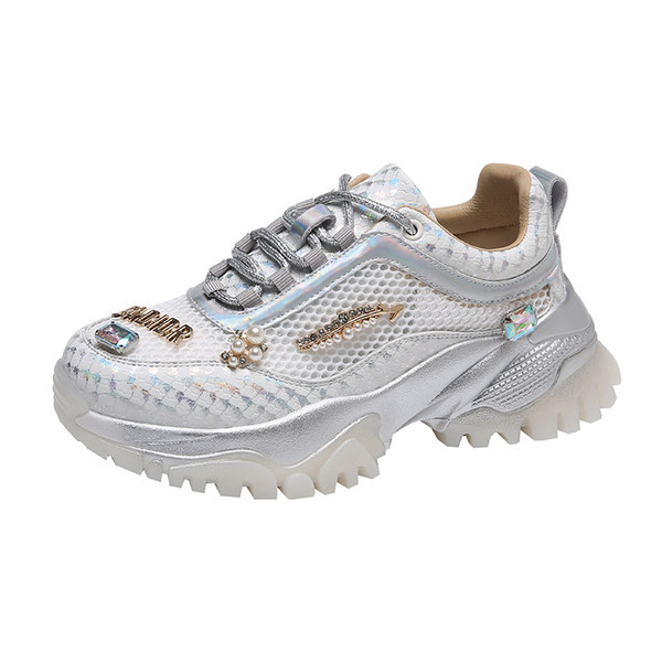 Modernūs moteriški sportbačiai su raišteliais ir metaliniu elementu