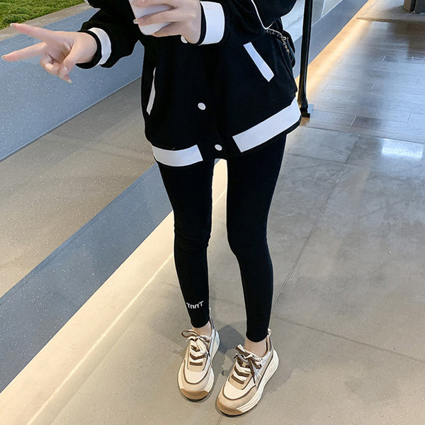 Moteriški sportbačiai su raišteliais ir lygiais padais