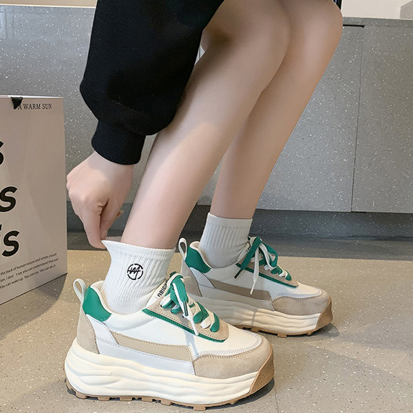 Moteriški sportbačiai su raišteliais ir lygiais padais