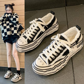 Ένα νέο μοντέλο γυναικείων sneakers με τραχιά σόλα