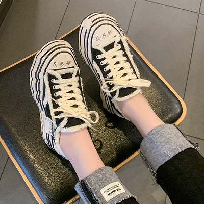 Ένα νέο μοντέλο γυναικείων sneakers με τραχιά σόλα