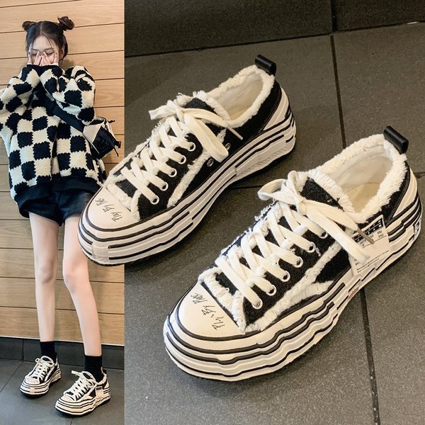 Ένα νέο μοντέλο γυναικείων sneakers με τραχιά σόλα