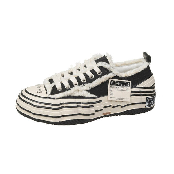 Ένα νέο μοντέλο γυναικείων sneakers με τραχιά σόλα