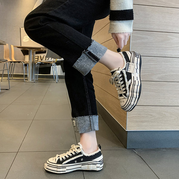 Ένα νέο μοντέλο γυναικείων sneakers με τραχιά σόλα