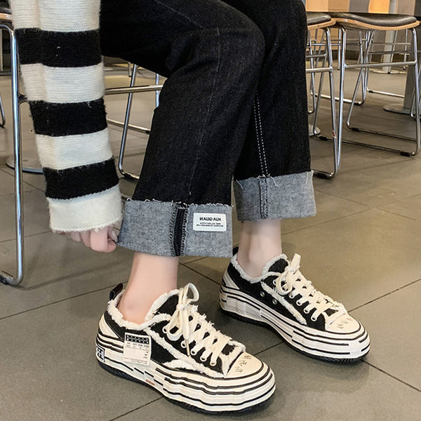 Ένα νέο μοντέλο γυναικείων sneakers με τραχιά σόλα