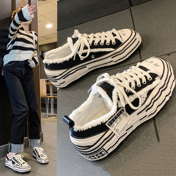 Ένα νέο μοντέλο γυναικείων sneakers με τραχιά σόλα