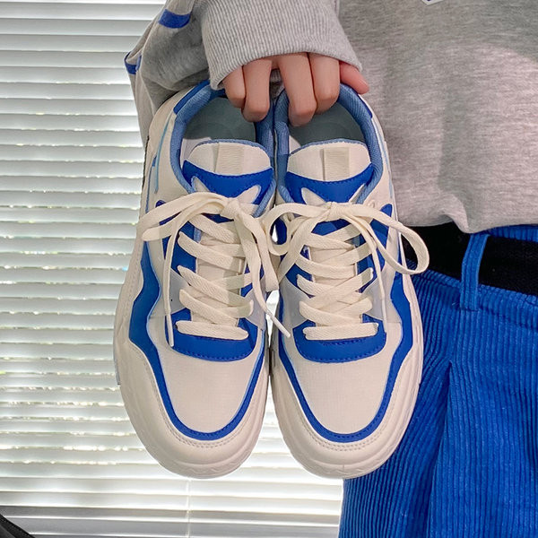 Moteriški sportiniai sportbačiai iš eko odos ir plokščio pado