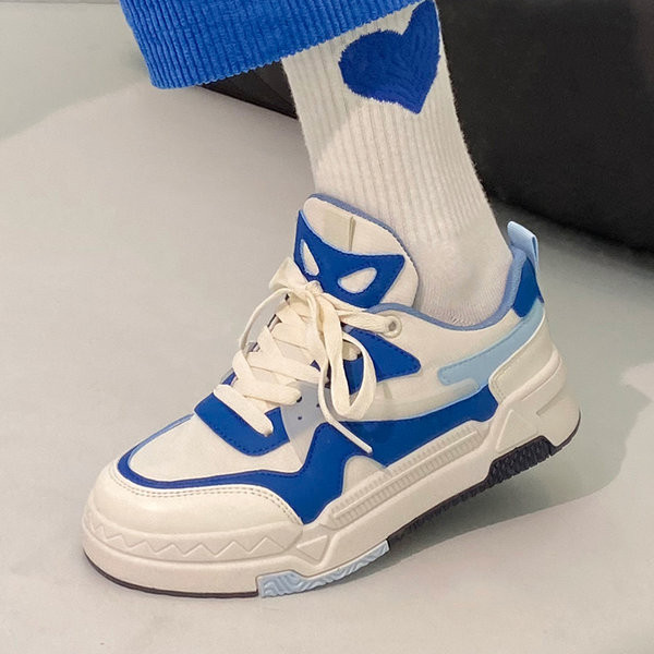 Moteriški sportiniai sportbačiai iš eko odos ir plokščio pado