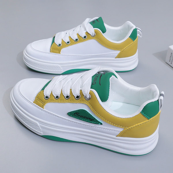 Moteriški sportbačiai su žalios ir violetinės spalvos raišteliais