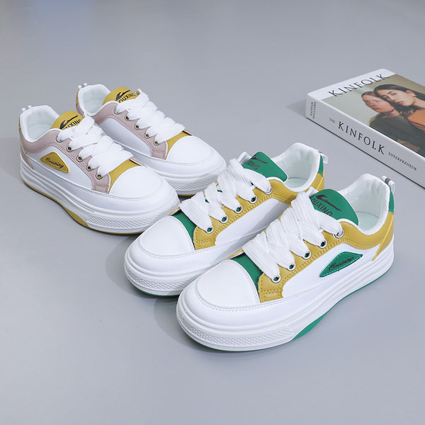 Moteriški sportbačiai su žalios ir violetinės spalvos raišteliais