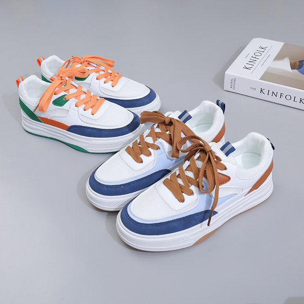 Moteriški sportbačiai su raišteliais – vientisu padu