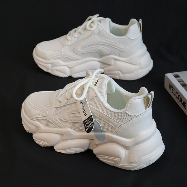 Moteriški suvarstomi balti ir juodi sportbačiai grubiu padu