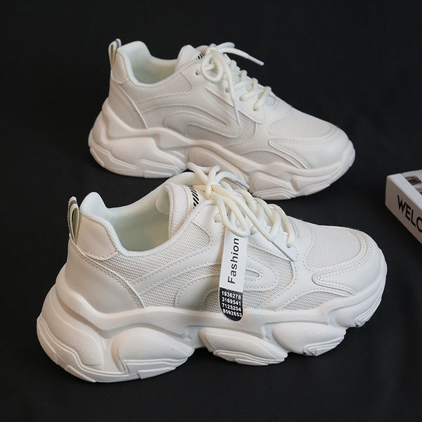 Moteriški suvarstomi balti ir juodi sportbačiai grubiu padu