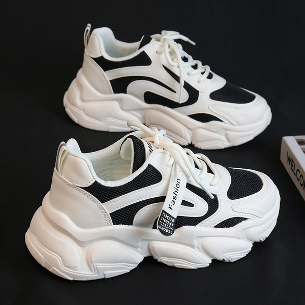 Moteriški suvarstomi balti ir juodi sportbačiai grubiu padu