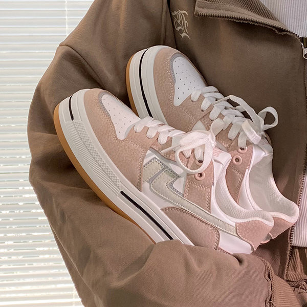 Laisvalaikio sportiniai odiniai sportbačiai su užrašais moterims