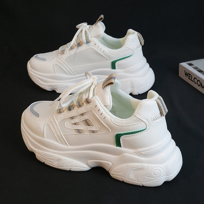 Sporty γυναικεία sneakers με τραχιά σόλα σε λευκό χρώμα
