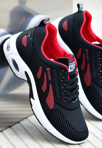 kolmes värvitoonis meeste hingavad tossud