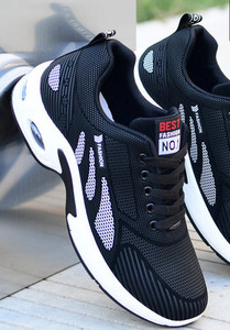 kolmes värvitoonis meeste hingavad tossud