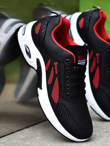 kolmes värvitoonis meeste hingavad tossud