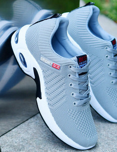 kolmes värvitoonis meeste hingavad tossud