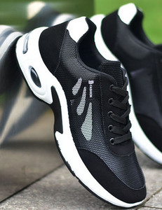 kolmes värvitoonis meeste hingavad tossud