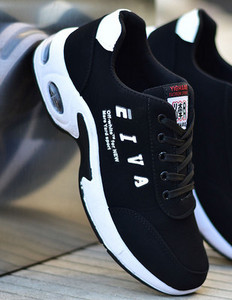 kolmes värvitoonis meeste hingavad tossud