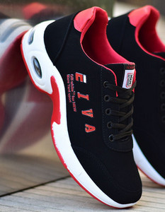 kolmes värvitoonis meeste hingavad tossud