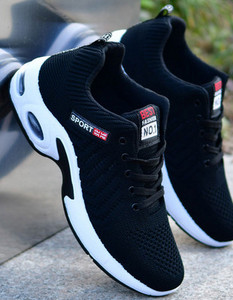 kolmes värvitoonis meeste hingavad tossud