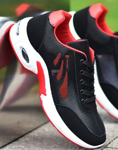 kolmes värvitoonis meeste hingavad tossud