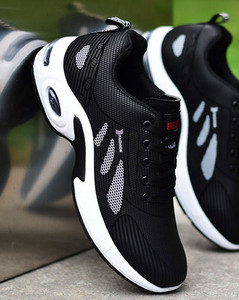 kolmes värvitoonis meeste hingavad tossud