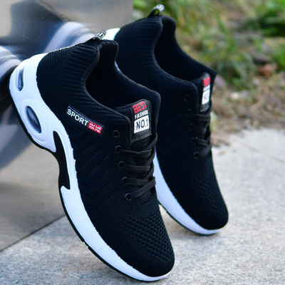 kolmes värvitoonis meeste hingavad tossud