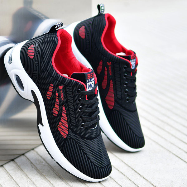 kolmes värvitoonis meeste hingavad tossud