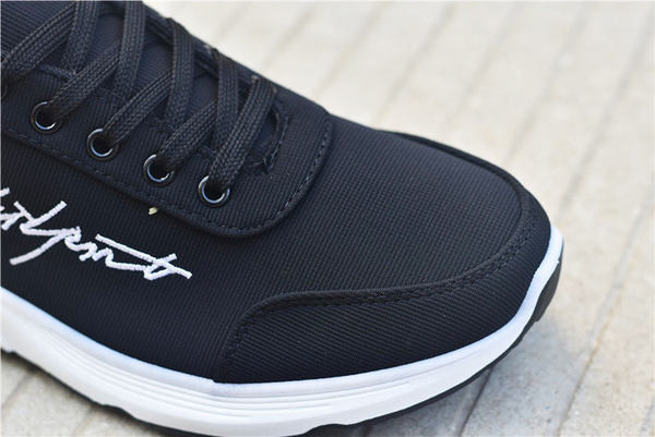 Vyriški sportbačiai su užrašu ir dekoracija ant pado