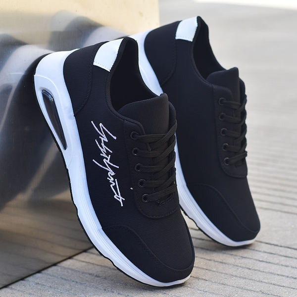 Vyriški sportbačiai su užrašu ir dekoracija ant pado