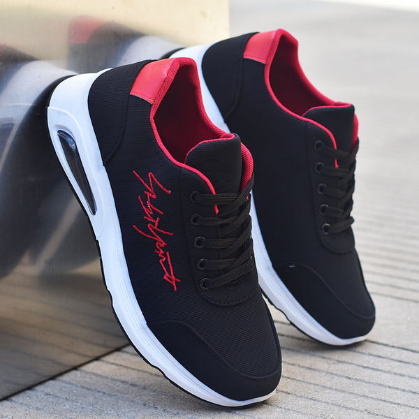 Vyriški sportbačiai su užrašu ir dekoracija ant pado