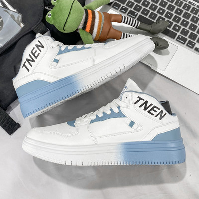 Dabartiniai trijų spalvų vyriški sportbačiai