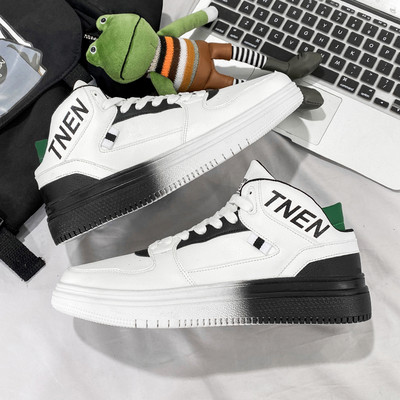 Dabartiniai trijų spalvų vyriški sportbačiai