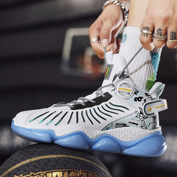 Erinevates värvides uued sportlikud meeste tossud