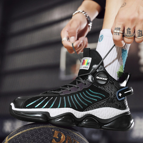 Erinevates värvides uued sportlikud meeste tossud