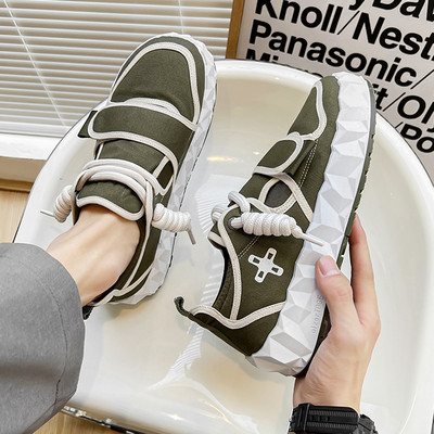 Įvairių spalvų laisvalaikio vyriški sportbačiai su lopais